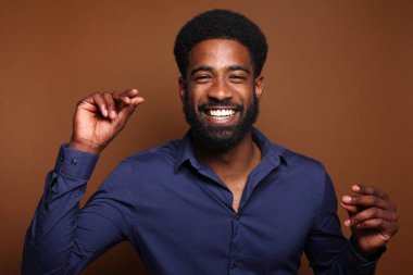 Güzel mutlu afro adam