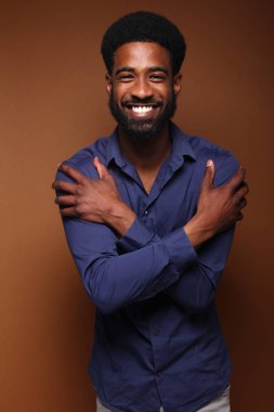 Güzel mutlu afro adam