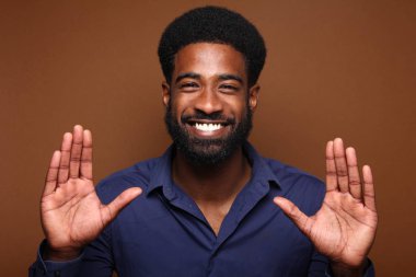 Güzel mutlu afro adam