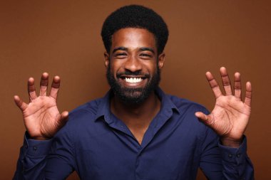 Güzel mutlu afro adam