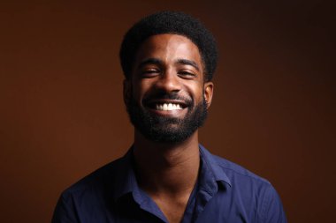 Güzel mutlu afro adam