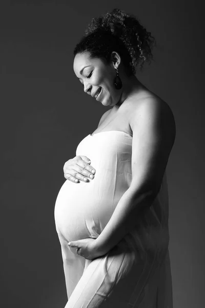 美しい妊婦の肖像画です — ストック写真