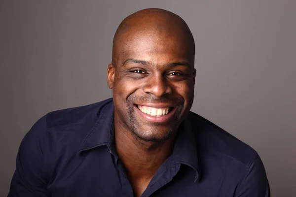 Güzel bir adamın portresi.