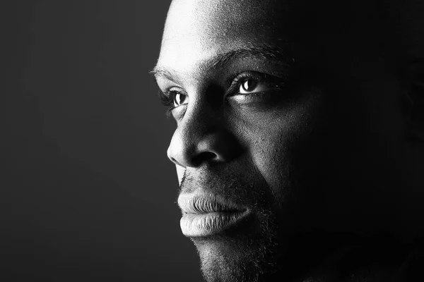 Güzel bir adamın portresi.