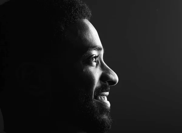 Güzel bir adamın portresi.