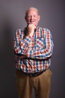 Yakışıklı ve güzel yaşlı adam 