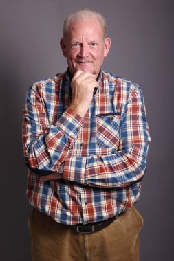 Yakışıklı ve güzel yaşlı adam 