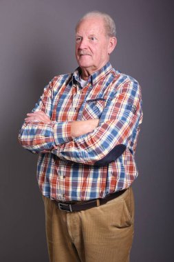 Yakışıklı ve güzel yaşlı adam 