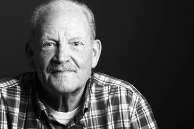 Yakışıklı ve güzel yaşlı adam 