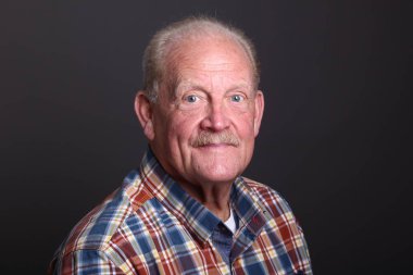 Yakışıklı ve güzel yaşlı adam 