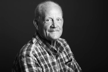 Yakışıklı ve güzel yaşlı adam 