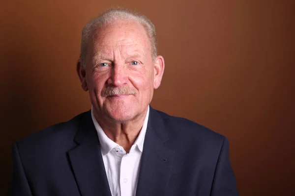 Güzel ve yakışıklı ihtiyar