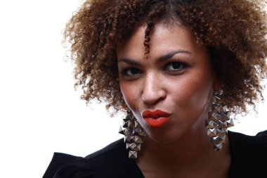 Güzel bir afro kadın portresi