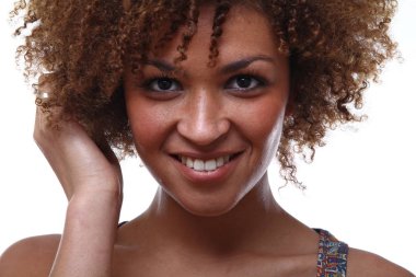 Güzel bir afro kadın portresi