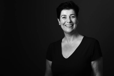 Güzel, olgun bir kadının portresi.