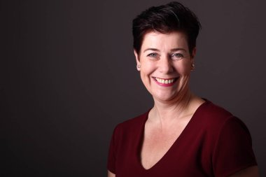 Güzel, olgun bir kadının portresi.