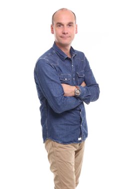 Beyaz arka plan önünde güzel olgun adam