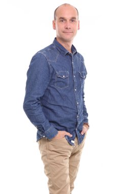 Beyaz arka plan önünde güzel olgun adam