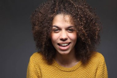 Güzel bir afro kadın portresi