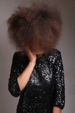 Mükemmel güzel afro kadın