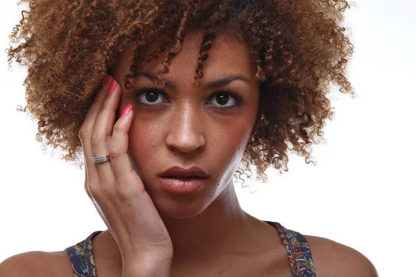 Portret Van Een Mooie Afro Vrouw — Stockfoto