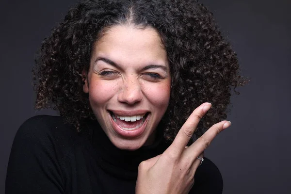 Retrato Uma Bela Mulher Afro — Fotografia de Stock