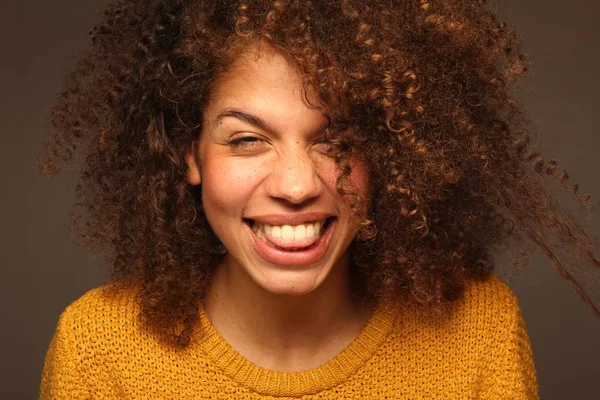 Portret Van Een Mooie Afro Vrouw — Stockfoto