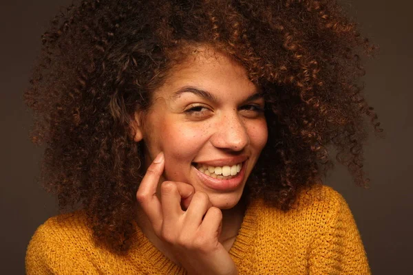 Portret Van Een Mooie Afro Vrouw — Stockfoto