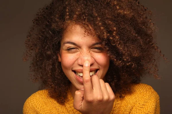 Portret Van Een Mooie Afro Vrouw — Stockfoto