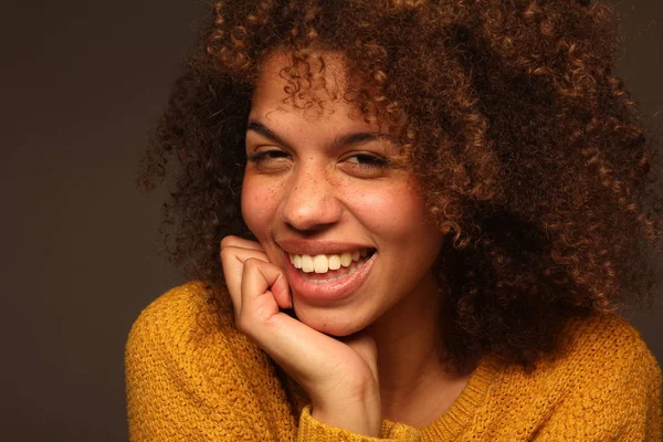 Retrato Una Hermosa Mujer Afro — Foto de Stock