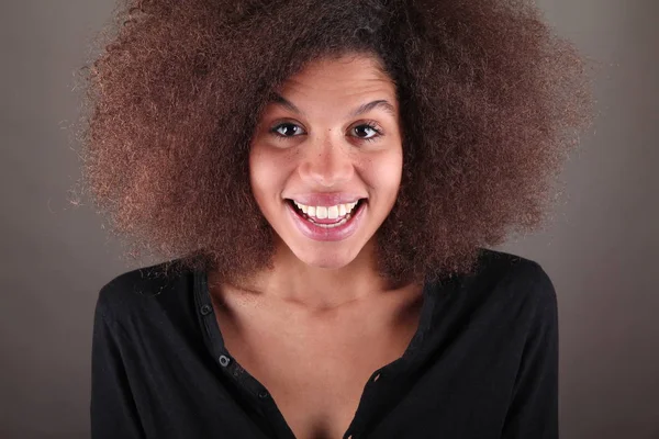 Portret Van Een Mooie Afro Vrouw — Stockfoto