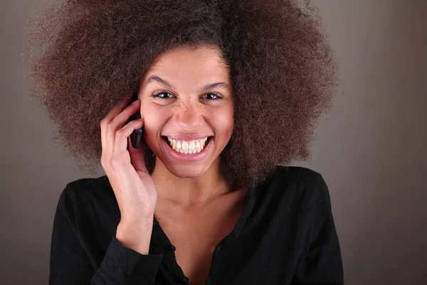 Portret Van Een Mooie Afro Vrouw — Stockfoto