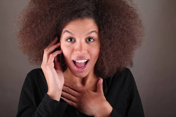 Retrato Uma Bela Mulher Afro — Fotografia de Stock