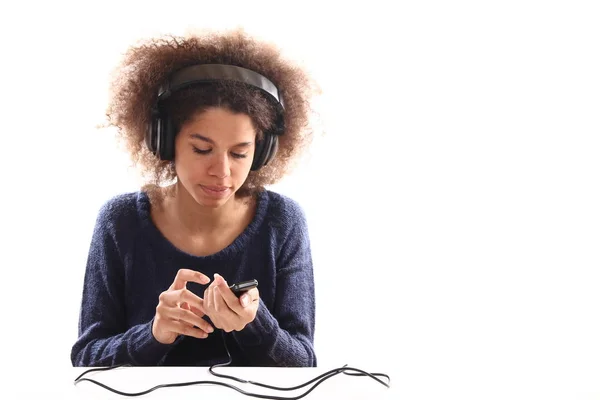 Mooie Vrouw Luisteren Muziek — Stockfoto