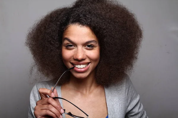 Portret Van Een Mooie Gelukkig Afro Vrouw — Stockfoto