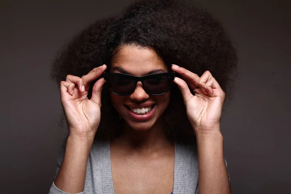 Portret Van Een Mooie Gelukkig Afro Vrouw — Stockfoto