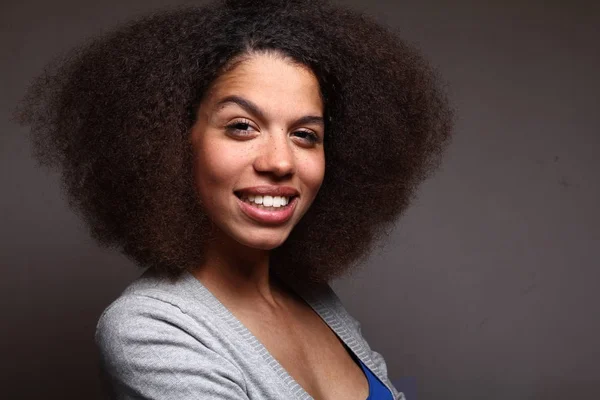 Portret Pięknej Kobiety Afro Szczęśliwy — Zdjęcie stockowe