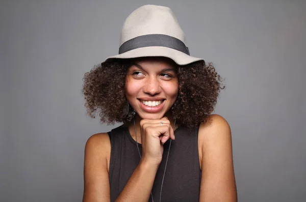 Retrato Una Hermosa Mujer Afro Feliz — Foto de Stock