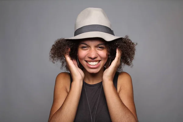 Portret Van Een Mooie Gelukkig Afro Vrouw — Stockfoto