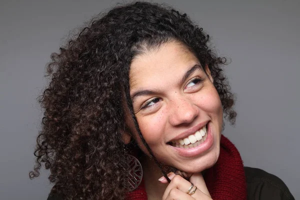 Retrato Uma Bela Mulher Afro Feliz — Fotografia de Stock