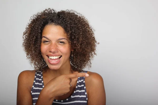 Piękna Kobieta Szczęśliwa Afro — Zdjęcie stockowe