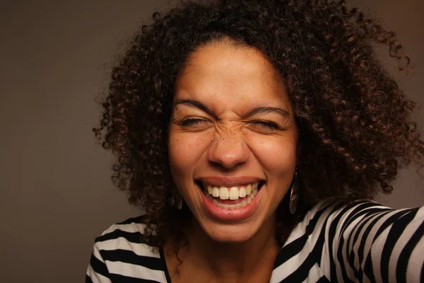 Piękna Kobieta Szczęśliwa Afro — Zdjęcie stockowe