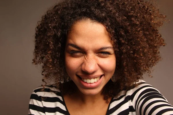 Schöne Glückliche Afro Frau — Stockfoto