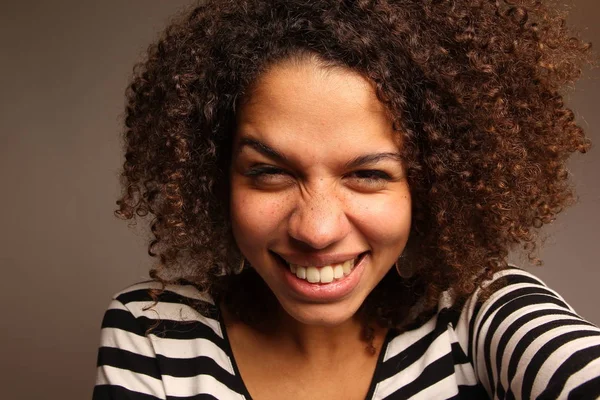 Mooie Gelukkig Afro Vrouw — Stockfoto