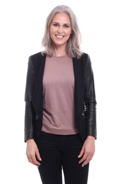 Beyaz arka plan önünde güzel beyaz kadın