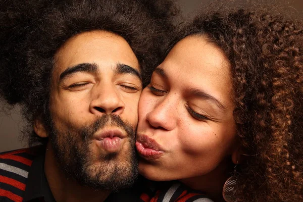 Schöne Glückliche Fotoautomat Liebe Paar — Stockfoto