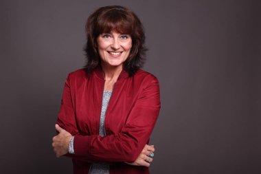 Beyaz arka plan önünde güzel mutlu kadın