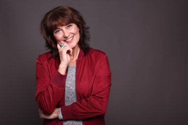 Beyaz arka plan önünde güzel mutlu kadın