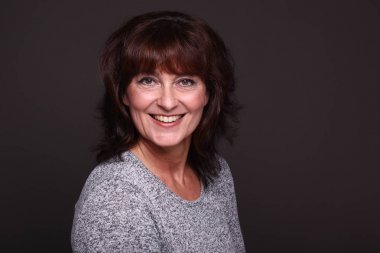 Beyaz arka plan önünde güzel mutlu kadın