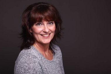 Beyaz arka plan önünde güzel mutlu kadın